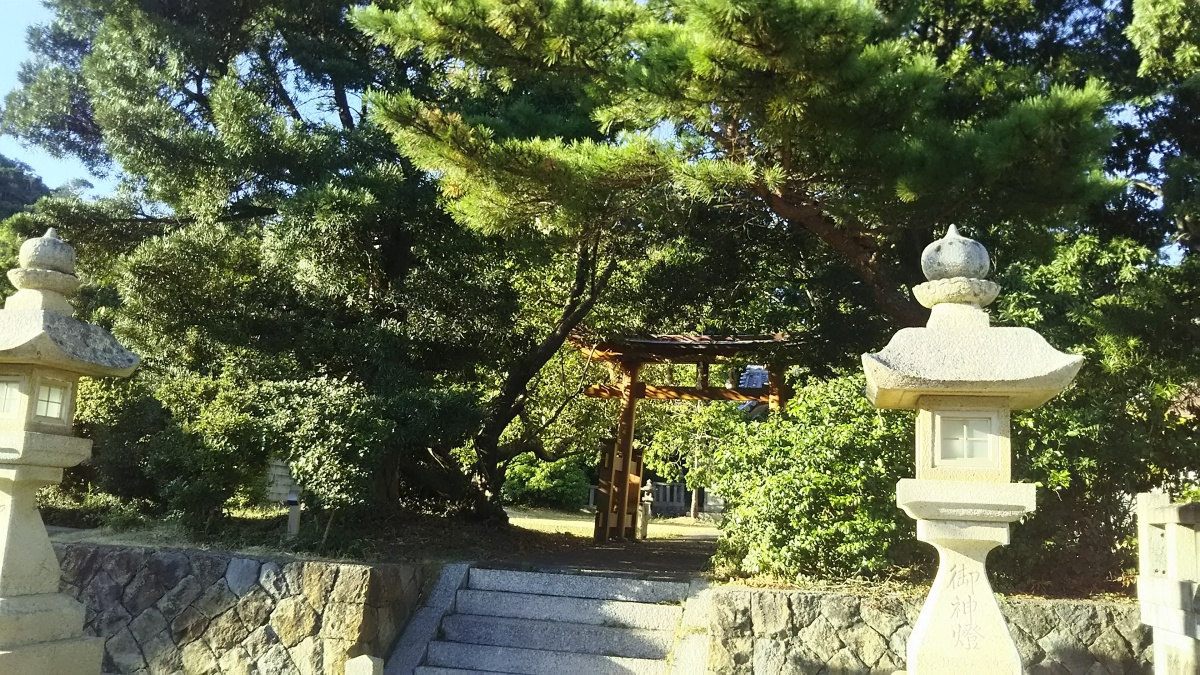 日高町小浦の御霊神社